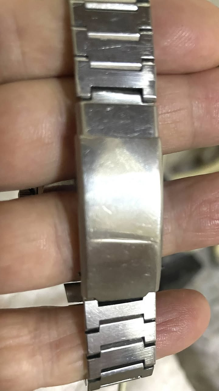 ساعة تيسوت(Cuartz Tissot Seastar) كوارتز(بطاريه) سويسري القطر 37-40 ملم انتاج نهاية السبعينات وبداية الثمانينات
نافذه للتاريخ اليومي
مينا زرقاء مشطبة
السير فقط مستبدل
نظافة الساعه ممتازه
وقت جداً مضبوط 
السعر 125 ألف
للمهتم خاص ***********
المكان كركوك يوجد توصيل

