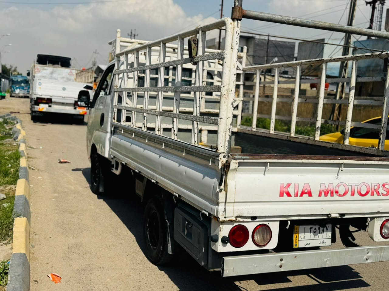 سلام عليكم كيا حمل للبيع 2015بس الباب السائق بي صبغ الباقي كفالة ***********
