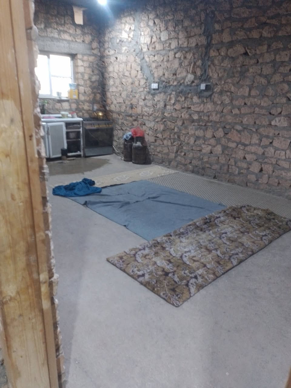 السلام عليكم 
بيت للبيع الموقع حي الامين قرب مدرسة ابن قدامة للتواصل خاص او الاتصال على الرقم ***********
