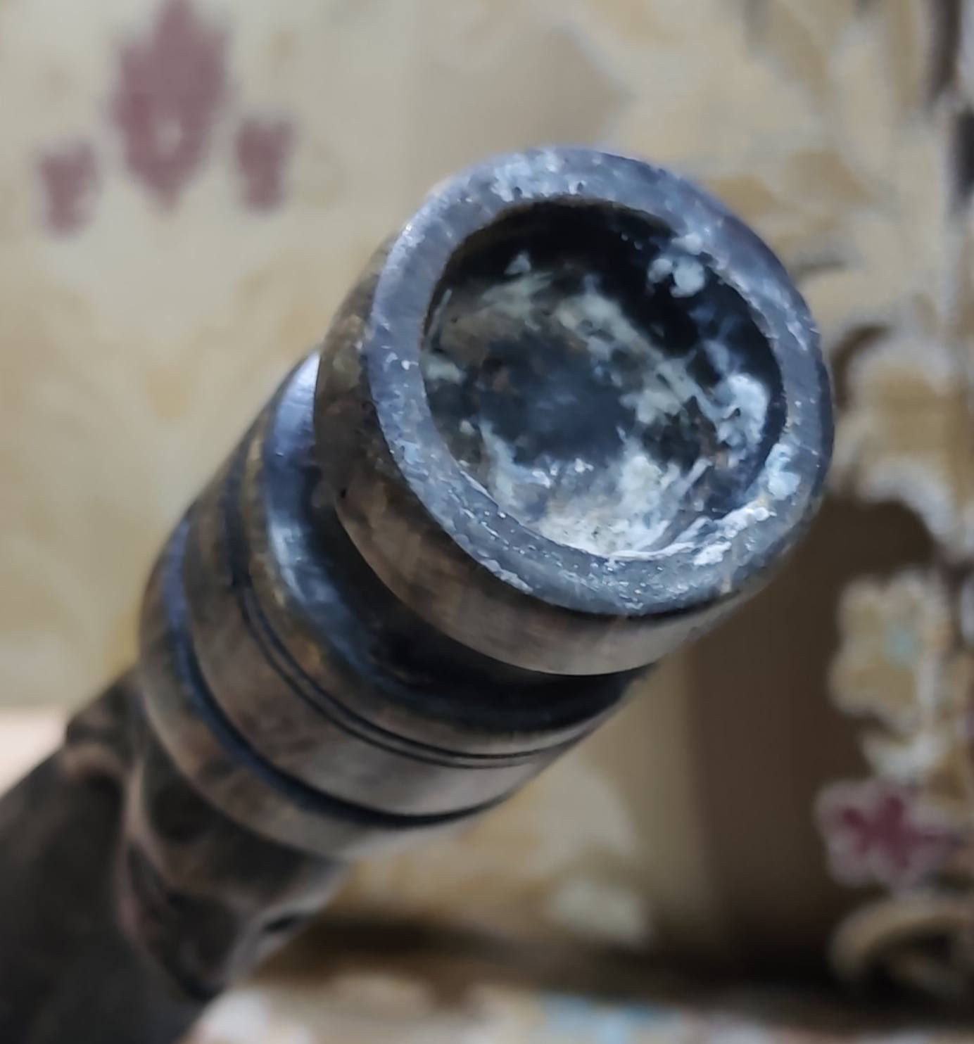 🪵 لعشاق التميز والقطع النادرة.. تحفة فنية من خشب الأبنوس الداكن! 🪵
​لكل من يبحث عن لمسة "فخامة" غير تقليدية في منزله أو مكتبه، نعرض لكم هذه المنحوتة الأفريقية اليدوية التي تجسد عراقة الفن اليدوي ودقة النحت.
​✨ مواصفات القطعة:
​المادة: خشب أبنوس (Ebony) أصلي يتميز بالثقل والمتانة واللون الطبيعي الساحر.
​التصميم: عمل فني يدمج بين الملامح الإنسانية التراثية والأشكال الهندسية المتدرجة.
​الحالة: نظيفة جداً (أنتيك)، تعكس عروق الخشب الطبيعية بلمعان هادئ.
​الاستخدام: قطعة ديكور مركزية للمكاتب، رفوف الكتب، أو زوايا الاستقبال الفاخرة.
​💰 السعر المطلوب: [   20 الف  ] دينار عراقي.


**إذا كنت صاحب هذا الإعلان وتريد حذفه لأي سبب، رجاءا أرسل رسالة إلى الدعم الفني**