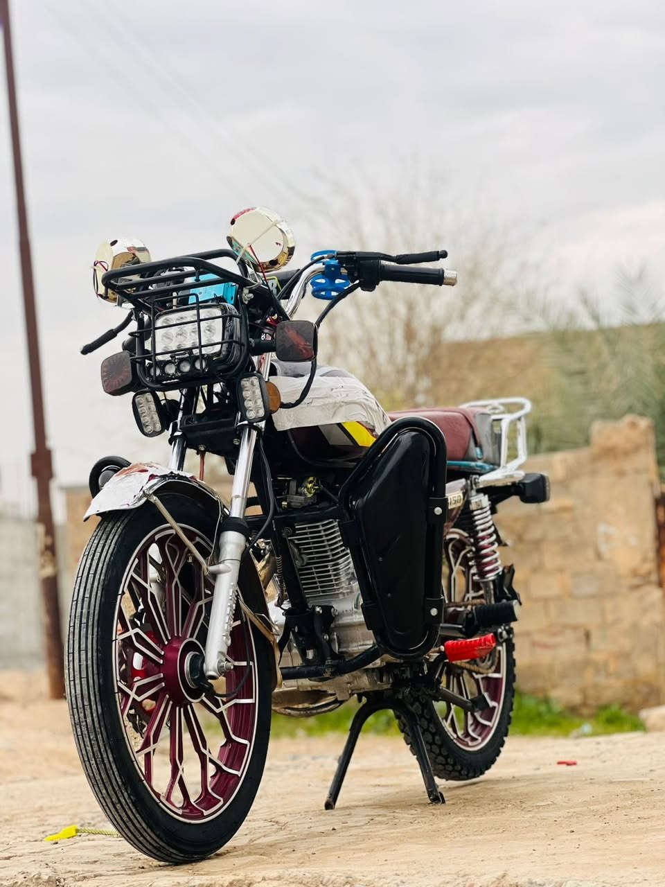 السلام عليكم للبيع دراجه سيفان 
موديل 2024 باب اول سونك محرك 200 سلف وهندر شغال 
كهربائيات كلها شغاله أشاير عالي ناصي هورن بلاجكتورات دراجه كامله مكمله وياله وتايرات بل جيس محرك شرط ولباقي شوف 👀 لعين مكان دراجه تكريت فلكه الفرسان الاتصال*********** متواجد نت
