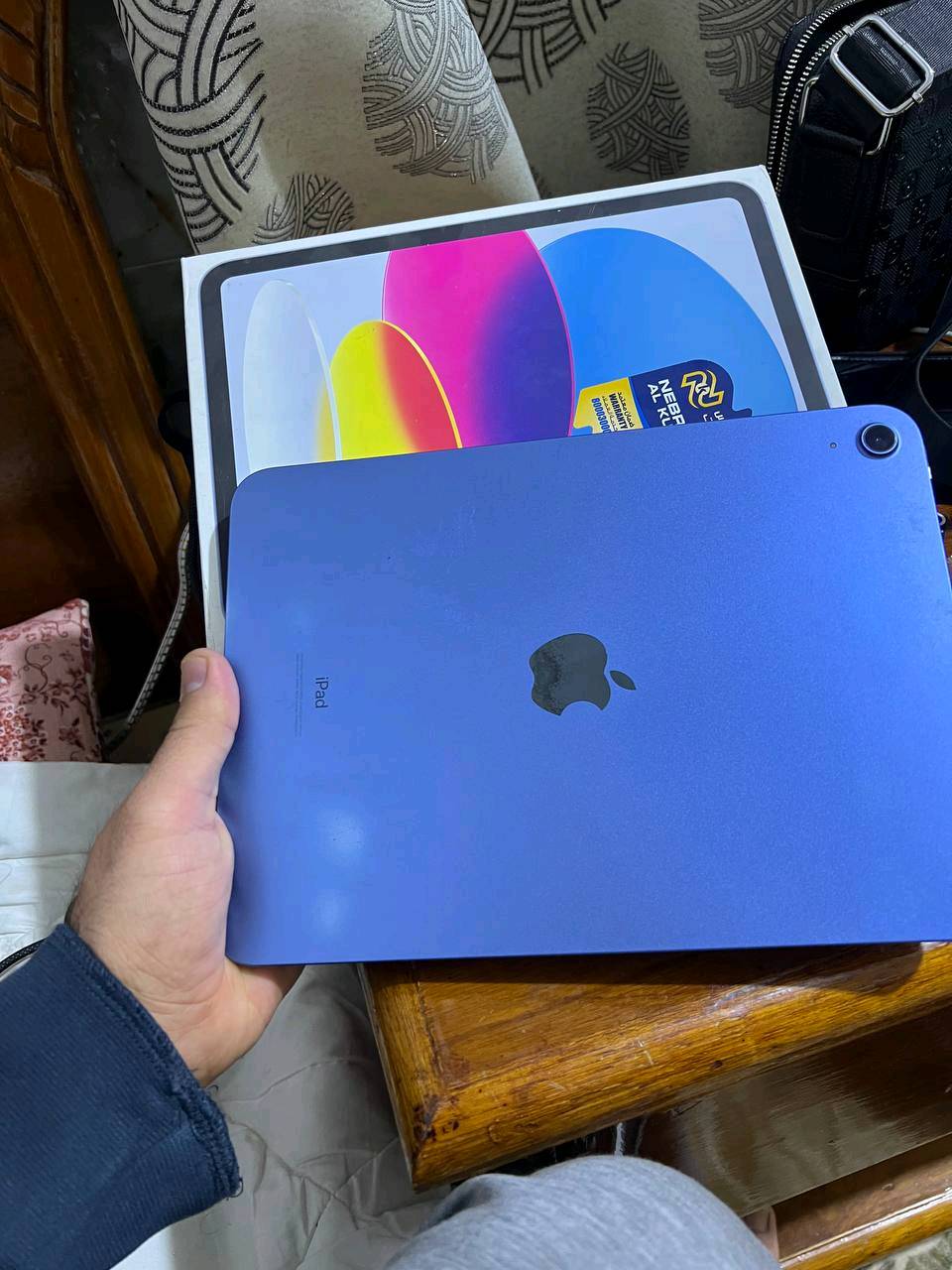 iPad جديد بأناقة اللون الأزرق، نظيف وخالي من الأضرار، تخزين 64GB مع مساحة مستخدمة قليلاً. جاهز للاستخدام الفوري ويعمل بشكل مثالي. فرصة ممتازة للي يبحث عن جهاز موثوق وأسعاره معقولة.