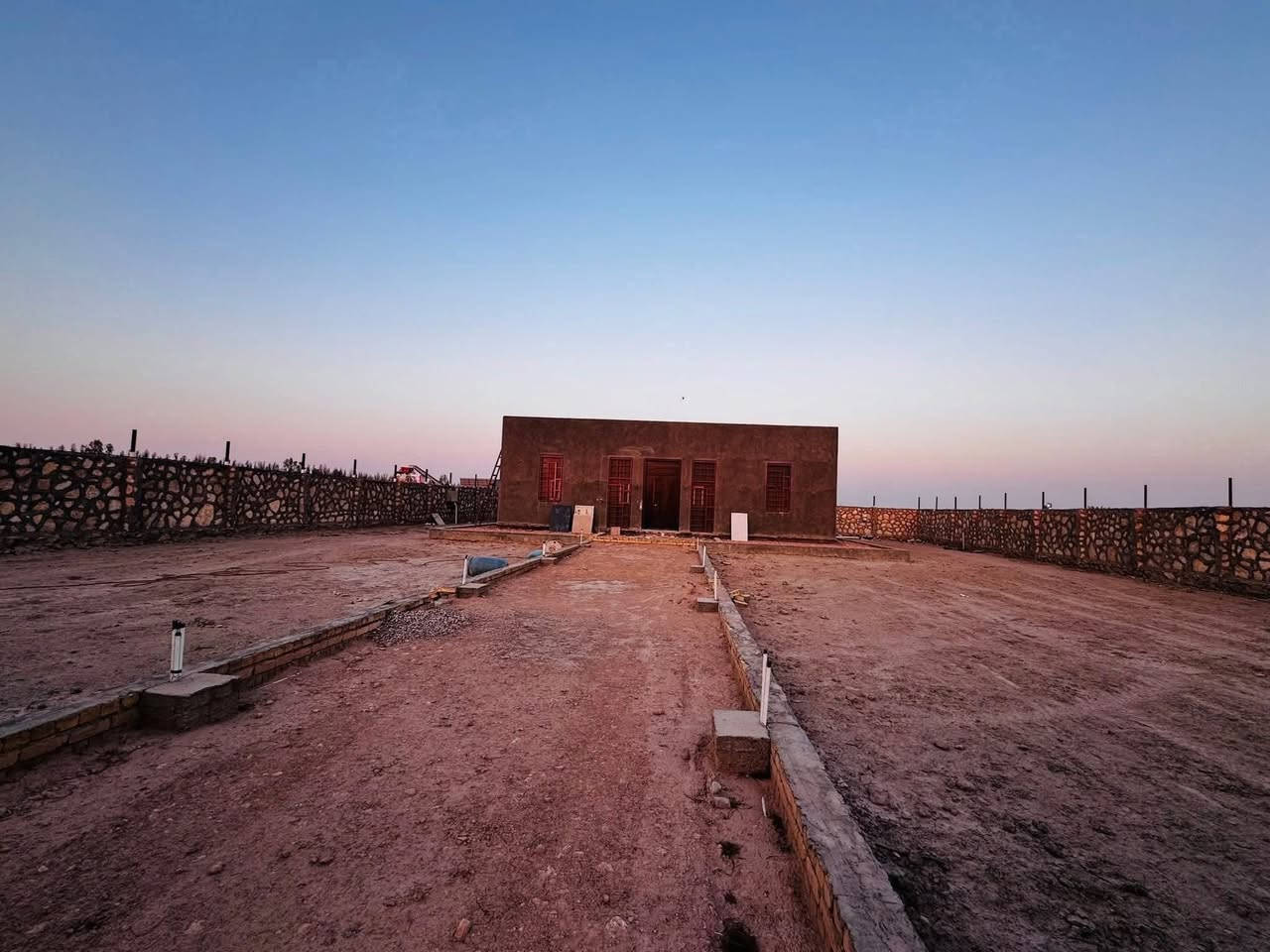 #دار_للبيع 🔺العنوان:-الديوانية طريق الدغاره مباشر ع الشارع العام قبل جامع زبيد مساحه نص دونم 1250متر
🔺نوع العقار زراعي سند 25 مداور مباشر 
🔺البناء 180متر الباقي مساحه حديقه 
🔺يحتوي ع غرفتين وصاله كبيره ومطبخ وصحيات 
🔺البناء درجه اولى 
🔺كاع حلوه ومكان ع شارع عام يصلح سكن 
—————————
▪️ #نستقبل_جميع_عروضكم
———————————————————
🔺#للاستفسار الاتصال ع الأرقام التالية 
 ***********📲 
http://wa.me/+964*********** 📲  
—————————————————————
او زيارة مكتبنا
🔺مكتب دره المشرق للاستثمار والتطوير العقاري 
🔺العنوان:-حي الجزائر الشارع العام مقابيل مطعم باسم ابو المحشي
