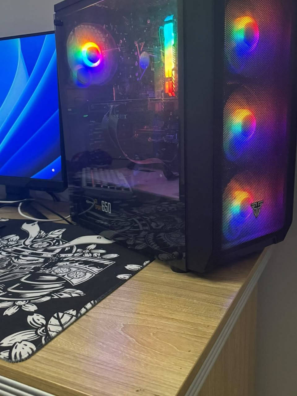 للبيع سيت أب متكامل (كيس + شاشة 165Hz)
للبيع تجميعة اقتصادية استخدام نظيف 
 ومحدث بيها التخزين والبور سبلاي مؤخراً.
​💻 مواصفات الكيس:
​المعالج: Intel Core i5 11th Gen
​كرت الشاشة: RTX 3050 8GB GALAX
​المذربورد: ASUS Prime H510M (عملية ومستقرة)
​الرامات: 16GB blackwolf 
​التخزين الأول: SSD 120GB (للنظام)
​التخزين الثاني: M.2 1TB Samsung مشتريه ورا التجميعة بفترة
​البور سبلاي: 650W (همين قطعة شبه جديدة ومحدثة مؤخراً)

​🖥️ مواصفات الشاشة:
​الموديل: Samsung Odyssey G3
​الحجم: 27 بوصة
​التردد: 165Hz (ممتازة لألعاب الشوتر)
​الستاند مالتها الأصلي معروف بمرونته (يصعد، ينزل، ويفتر بكل الاتجاهات).

​ المكان: النجف
 السعر المطلوب: 850 ألف دينار (للسيت أب كامل - كيس وشاشة)، وبيها مجال بسيط.


**إذا كنت صاحب هذا الإعلان وتريد حذفه لأي سبب، رجاءا أرسل رسالة إلى الدعم الفني**