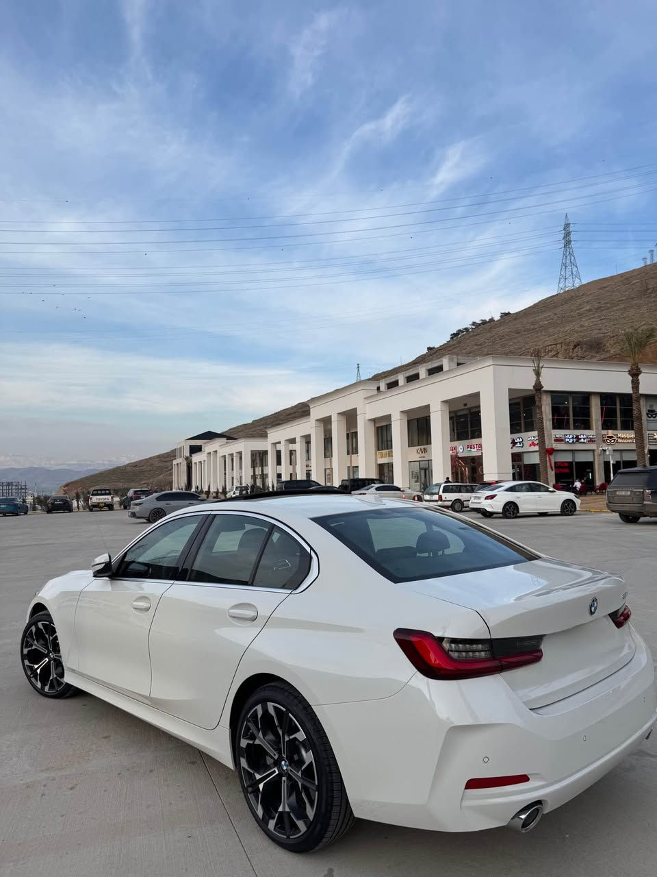 للبيع 
Bmw 330i 2025 

مواصفات السياره 

كشنات جلد، كهريائي، هيتر 
تشغيل عن بعد
٤ ابواب بصمه (دخول ذكي)تتقرب من السياره تفتح تبتعد تقفل السياره 
ليد داخلي متغير الوان (اكثر من ١٣ لون)
الشاشه تدعم الapple CarPlay ول android auto
حساسات ٣٦٠ درجه 
كاميره خلفيه 
الصندوق تفتح علي حركة الرجل 
 ستيرين هيتر 
كلوبات خارجيه كلهه ليد (الكلوبات كلهه بلاديه)
كشن خزن 
ويل قياس ١٩ اينش alloy wheel
تحذير الخروج من المسار
تنبه من التصادم الامامي
نقط عمياء 
مرايه شفط

بل نسبه ل صبغ السياره ف السياره مبيهه صبغ 
فقط عدنه ٢ قطع امبدل بلادي نفس اللون
السياره بدون دواخل بدون ايرباك 

للاستفسار 
*********** دهوك, العراق
