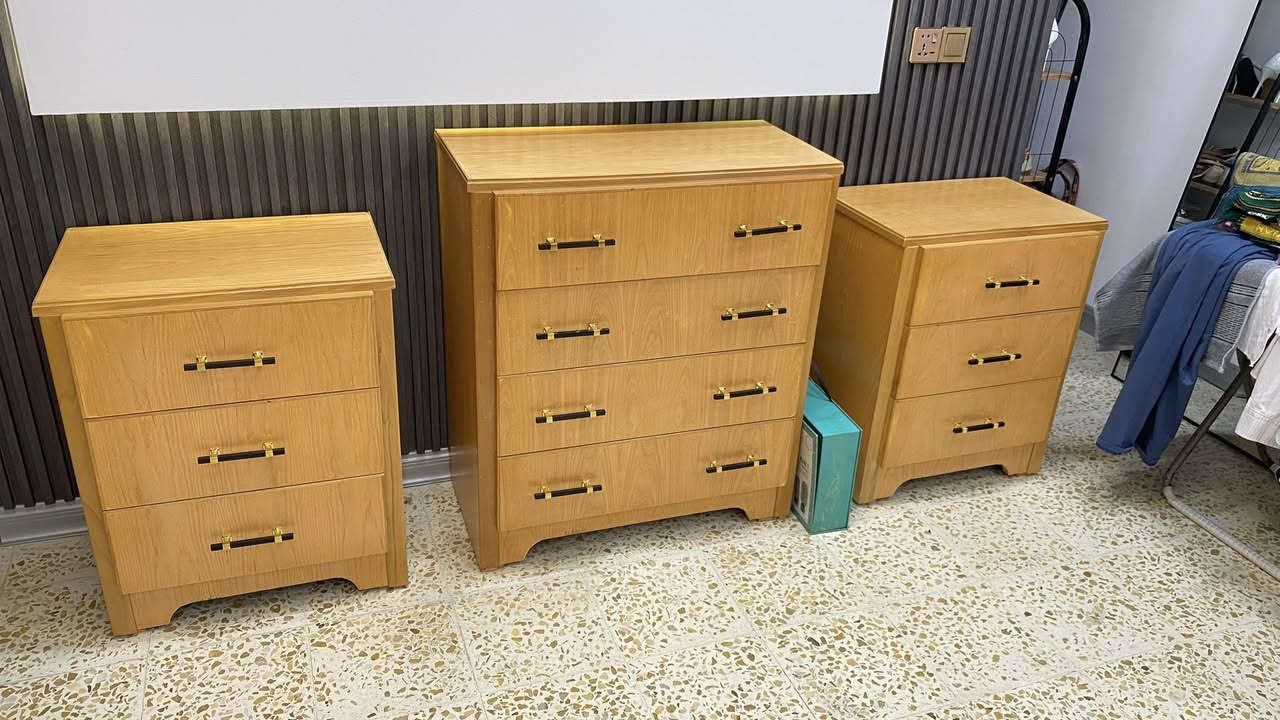 فرصة للبيع – غرفة شغل عراقي فخمة خشب سنديان 🔥
إذا تدور على شغل نظيف ومرتب وبسعر مناسب… هاي فرصتك 👌

📍 الموقع: بغداد – حي الجهاد

✅ مستخدمة أشهر قليلة جداً (بحالة ممتازة)
✅ خشب سنديان نوعية قوية وتحمل عالي
✅ تصميم مودرن وأنيق يناسب البيت العصري

🔹 المواصفات:

 • 3 مجارير عملية وواسعة
 • كنتور بطول 3 متر و30 سم
 • ارتفاع 175 سم
 • جرباية مع تاج مودرن
 • بيها ميزتواليت

💰 السعر: 1,900,000 دينار
السعر شبه نهائي، بيه مجال بسيط  فقط.

📩 اللي ناوي يشتري فعلاً يراسل خاص للمشاهدة والمعاينة.
 ✨


**إذا كنت صاحب هذا الإعلان وتريد حذفه لأي سبب، رجاءا أرسل رسالة إلى الدعم الفني**