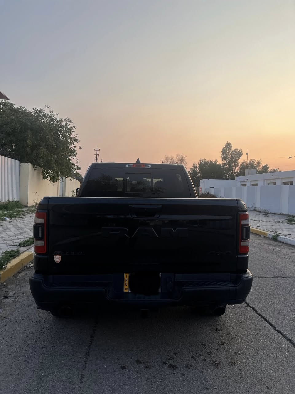 رام ريبل 2020‏RAM 
   كلين تايتل مكفولة  (رقم اربيل )
العداد :   60 الف
المحرك : V8 5.7L . 
المواصفات : 
* شاشة كبيرة 12 أنچ . 
* نظام ملاحة GPS . 
* المصابيح الأمامية زنون .
* كشافات الضباب زنون . 
* المصابيح الأمامية LED .
* المصابيح الخلفية LED . 
* نقطة عمياء . 
* دخول ذكي (بصمة) . 
* تشغيل عن بعد .
* مقاعد رياضية من الجلد خاصة لنسخة REBEL
* مقعد السائق كهربائي. 
* مقعد الراكب كهربائي. 
* كاربون فايبر . 
* تدفئة مقاعد . 
* تدفئة ستيرن . 
* حساسات امامية .
* حساسات خلفية . 
* كاميرا خلفية . 
* دوسات جانبية . 
* مكيف خلفي .
* الويلات مع الاطارات مخصصة للطرق الوعرة .
* المرايا الجانبية قابلة للطي كهربائيا .  
* إمكانية تعديل ارتفاع دواسات البنزين والبريك كهربائيا . 
* هاند بريك كهربائي . 
السعر ٣٨٠
الاستفسار ***********
