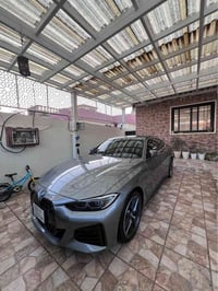 بي ام دبليو i4 • فول كهربا • داخلي احمر