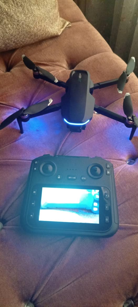 للبيع 
طائرة الدرون S-X1 (أو S-X1 Max)
 1-:تصوير بدقة 4K UHD مع دعم البث الحي.
2-المثبت الجيرسكوبي: مانع اهتزاز ميكانيكي ثلاثي المحاور (3-Axis Gimbal).
3 تعديل الزاوية: زاوية كاميرا قابلة للتعديل الكهربائي حتى 90 درجة.مقاومة الاهتزاز: 
4 تدعم التثبيت الإلكتروني للصورة (EIS).الأداء والتحكم المدى الأقصى: مسافة طيران ونقل صور رقمي تصل إلى 5,000 متر (5 كم).
5تردد البث: نظام بث مزدوج الهوائي عبر 5G WiFi لتأمين إشارة منخفضة الكمون.
6مقاومة الرياح: قدرة على مقاومة الرياح حتى المستوى الخامس (Level 5)
7.المحركات: محركات بدون فرش (Brushless Motor 1503) بقوة 25 واط لعمر أطول وأداء أقوى
.8جهاز التحكم: ريموت مزود بـ شاشة ملونة مدمجة بحجم 4.5 بوصة لعرض اللقطات مباشرة دون الحاجة لهاتف.
ملاحظة الطائره بيها ملاحظة تشتغل بس مرات اطير و مرات بس المراوح تفتر مااعرف بيها خلل بسيط البعض يكولون المشكله من البطارية الي يفيده ینطي سعر 
*********** للتواصل
