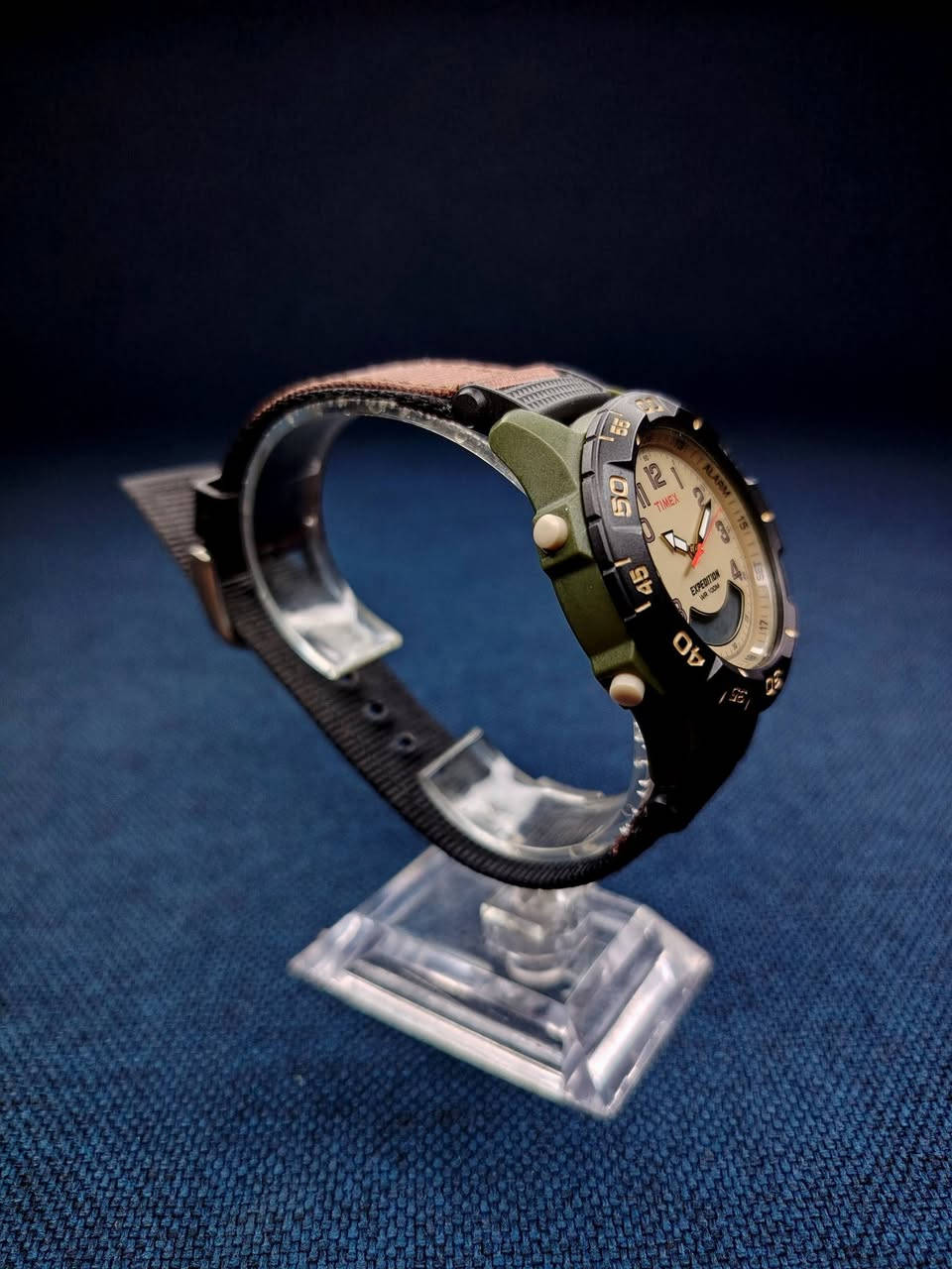 السلام عليكم 

ساعة تايمكس إكسبيديشن كامبر للرجال 

° الوصف 
• ممكن مع Timex Expedition T45181 ساعة يد للرجال. تتميز الألوان الترابية ، سهلة القراءة الوجه ومجموعة واسعة من الميزات ، وهذه الساعة هي دخول غير رسمي مناسب للاستخدام اليومي والسفر والأنشطة في الهواء الطلق ، وأكثر من ذلك. هذه المرة هي ساعة كومبو راتنج ، وشراكة حزام نايلون بني قوي ، وحالة الراتنج الأخضر ، وقرص تان. يضم شاشات التناظرية والرقمية ، ويشمل أيضًا ضوء الليل Indiglo ، مع الوضع الليلي المرافق. بعض الخصائص الرئيسية هي chr 24 ساعة .

° معلومات عن الساعة
• القطر العرض 39 مم ارتفاع 12 مم
• اطار خارجي دوار 
• أرقام عربية جزئية
• كرونوغراف 24 ساعة
• مؤقت تنازلي 24 ساعة
• منبه يومي
• تقويم
• عقارب مضيئة
• ثلاث مناطق زمنية
• ميناء ساعة مضيء من Indiglo
• علبة من الراتنج باللون الأخضر مع عدسة أكريليك
• ميناء باللون البني مع شاشة رقمية عند الساعة السادسة
• مقاوم للماء حتى عمق 100 متر (330 قدمًا): مناسب بشكل عام للغطس، وكذلك السباحة، ولكن ليس الغوص
• حزام نايلون بني قابل للتعديل مقاس 20 مم يناسب محيط المعصم حتى 8 بوصات
• رقم الموديل T45181SU
• سنة الموديل 2014
• نوع البطارية: سي آر 2016

جميع الساعات اصلية معا ضمان🤍.

عنوان: - بغداد - مدينة الصدر ـ الأورفلي 
توصيل لجميع المحافظات 
التواصل واتساب *********** 🤍.

