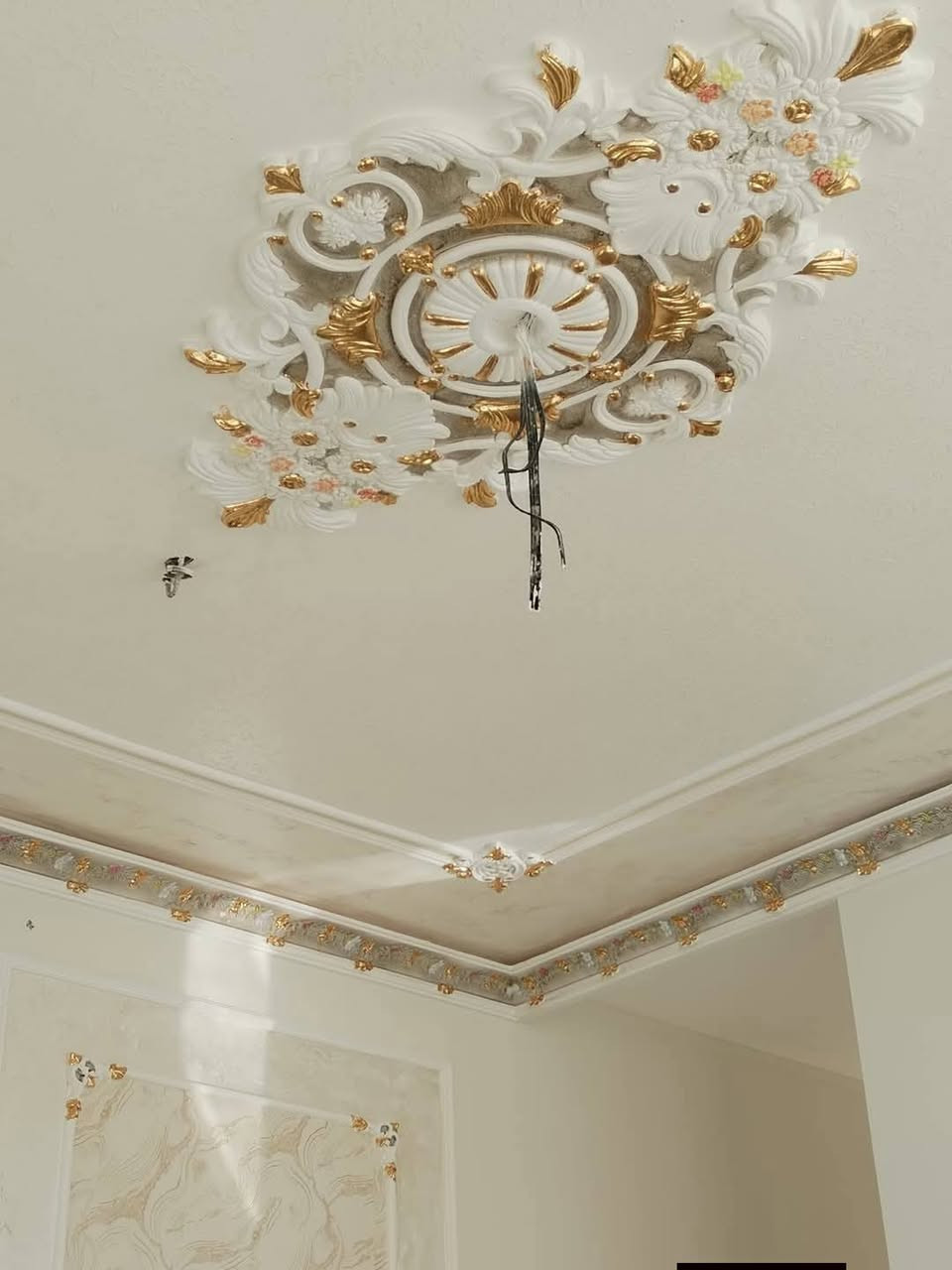 حوّل منزلك 🏠إلى تحفة فنية بلمسة جبسية أنيقة! ✨
نقدم لك أجمل تصاميم الديكورات الجبسية الداخلية التي تضيف الفخامة والرقي لكل زاوية في منزلك.🏠
تصميمات عصرية وكلاسيكية تناسب جميع الأذواق🙅
 تنفيذ احترافي بأعلى جودة ودقة🕒 
1. خبرة عريقة: في تنفيذ القصور والمنازل الراقية.
2. كفاءة الكادر: فريق متناغم يعمل بدقة متناهية.
3. عامل الزمن: سرعة في التنفيذ تضمن لك الانتقال لمنزلك الجديد في أقصر مدة.
بصمة الملوك على جدرانك..
لأن الفخامة تكمن في التفاصيل، يقدم كادرنا المتميز أرقى خدمات النقش اليدوي والزخرفة الإسلامية والكلاسيكية. نحن نحول الجبس الصامت إلى تحف فنية تنبض بالحياة.
• دقة التنفيذ: نقوش هندسية ونباتية بدقة متناهية.
• لمسة ملكية: تصاميم خاصة لا تتكرر، تمنح مجلسك هيبة القصور.
• سرعة واحترافية: كادرنا مدرب على إنجاز أصعب النقوش في وقت قياسي وبأدوات حديثة.
اجعل منزلك يتحدث عن فخامتك.. احجز موعدك الآن.
سرعة في الإنجاز والتزام بالمواعيد💰
 أسعار مناسبة وتنافسية 
تبدء اسعار الجبس بورد من 25 الف كرستة وعمل
 والاصباغ من 5 الف للمتر المربع 
لدينا كادر متخصص باعمال الجص والبورك ايضاً
📞 للحجز والاستفسار:مراسلتنا على البيج 
و الواتساب  ***********📍 
نعمل في جميع محافظات العراق  [ الانبار -الرمادي -الفلوجة-الحبانية-الكرمة بغداد جميع المحافظات] 
والمناطق المجاورة 
 اعمل متابعه ليصلك المزيد من التصاميم والإلهام
