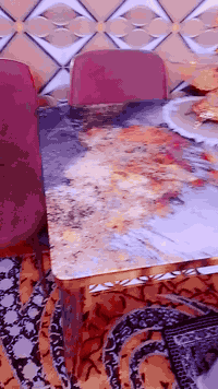 ميز طعام اخو جديد الك اي ضرار مابي الميز بس الكراسي بيهن ضرار الرجل وحده طاكه       سعر130بي مجال بصيط
العنوان بغداد معالف البياع ***********❤️
