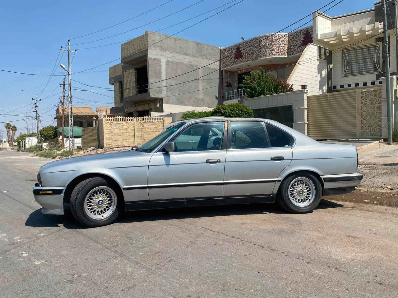 السلام عليكم 
‏بي إم دبليو 1993
25 مسكر 
مكينة 6سلندر 
كير خير من الله 
مكينه كفالة
حدادية جديدة
السيارة نظيفة وخير من الله بدون اي حادث كهربائيات شغاله كلها 
حلوه السيارة واكفلها من كلشي 
مكاني بابل 
***********
ج

