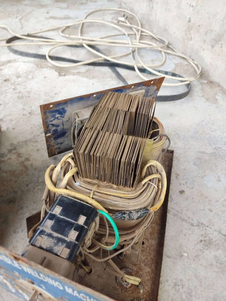 السلام عليكم مكاين لحيم للبيع العدد 3 السعر ب125 ألف التفاصيل داخل الفديو مكاني  بغداد قرب علوة الرشيد الدورة ***********.  ***********
