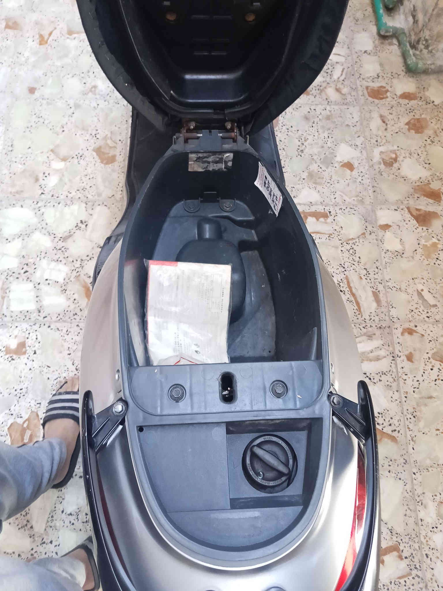 السلام عليكم
دراجة بغبغاء ياباني جديدة جديدة
دراجة سرعة 140+ نوزل + خطين + سلف اصلي
ستاند كهرباي حساس+ وراقها ابسمي+ محرك ناعم ومكفول 
كفراتها اصلية ومختمه ختم واحد مع محرك 
كهربايات عدادات كيجات دبلات كلها شغال 
شلعة معدل خير من الله دراجة جديدة بمعنه كلمه
الشراي يتصل *********** شرط جيب فيتر وتعال فحص براحتك
