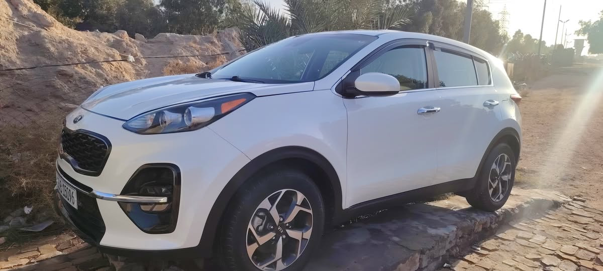 سبورتج ٢٠٢٢ امريكي
حادث فقط بنيد ونفسه مصلح بمكانه مامفتوح
مواصفات عاديه 
ماشية ٩٧ كم 
سيارة جديده ونظيفة ماعايزه برغي
للاتصال ***********
