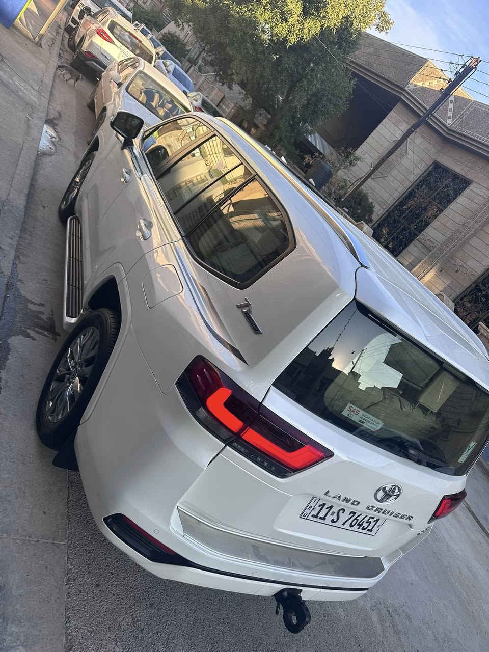 السلام عليكم 
تيوتا لاند كروز موديل 2022 شركة ساز ام الضمان محرك 6 سلندر 4000 السيارة فول مواصفات ماشيه 54 حقيقي استعمال نظيف جداً السيارة كفالة عامة من عدا الجاملغ الامامي مصبوغ والحافه مال بنيد مصبوغ اثر طخه بسيطه بدون دواخل بدون أي شيء والقطع نفسهم بلاديات بدون فتح 
وباقي السيارة على وضعية الشركة والسيارة رقم بغداد الجديد وبأسمي 
والمكان السيدية
والسعر 573$
وهذا رقمي ‭0790 129 1286‬
