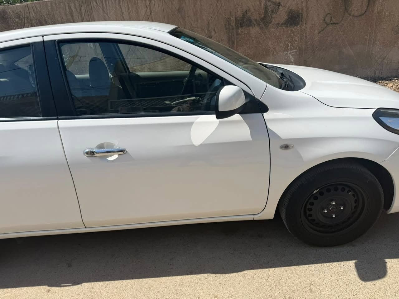 نيسان سني هندي
موديل ٢٠٢٤
زيرو اخذتها عله ايدي 
ماشية ٦٠ 
كفالة عامة 
شخوط بسيطة بل. دعاميه لخلفية ممبينات
رقم بغداد ب اسمي
***********
