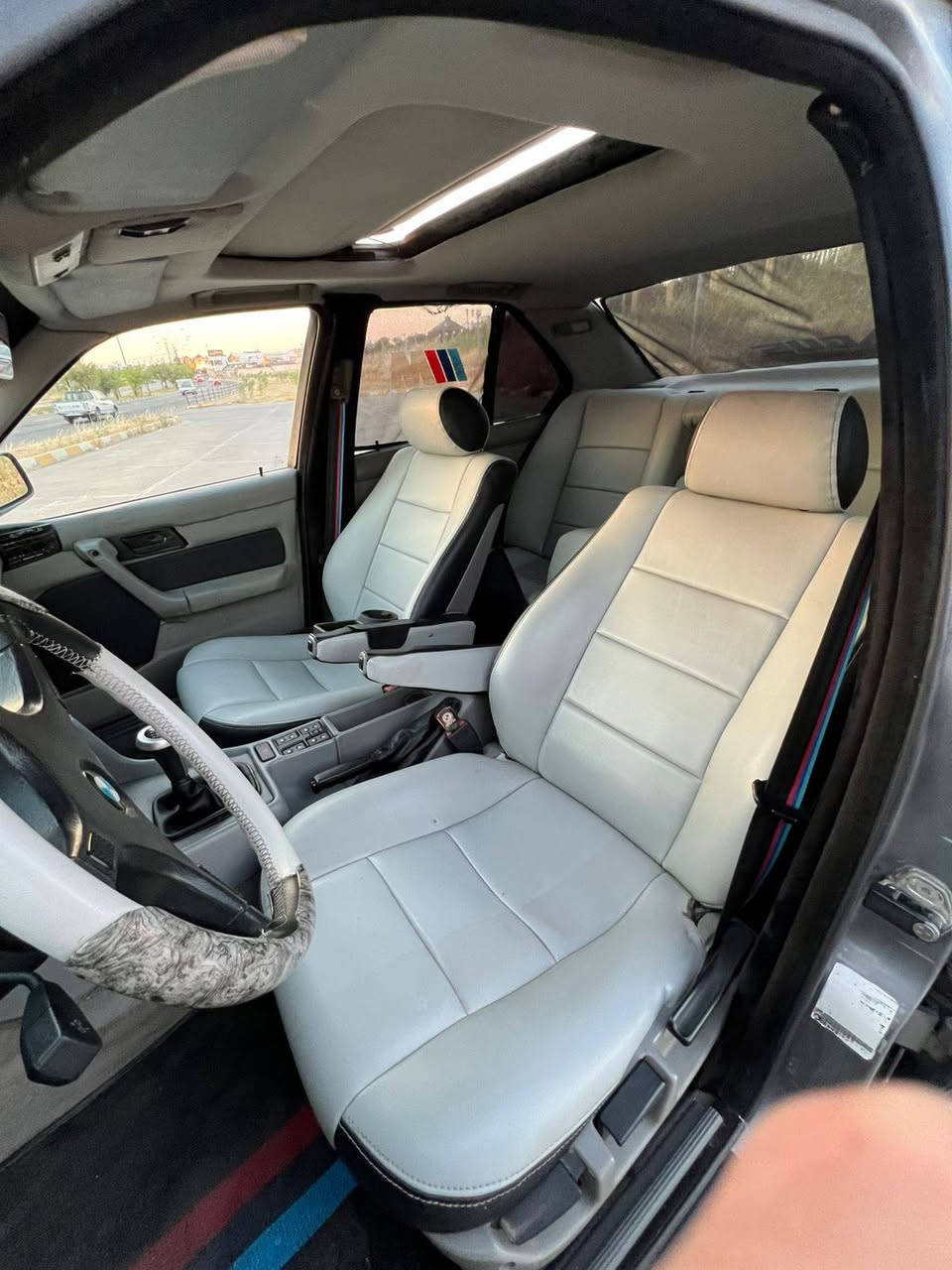 السلام عليكم BMW موديل 1991 محدث 1995 مكينه 520i كبس گير عادي تبريد وتدفئه سلايت مابي نقص برغي كأمره خلفي و امامي تصوير 4K سعر59وبي مجال رقم ***********
