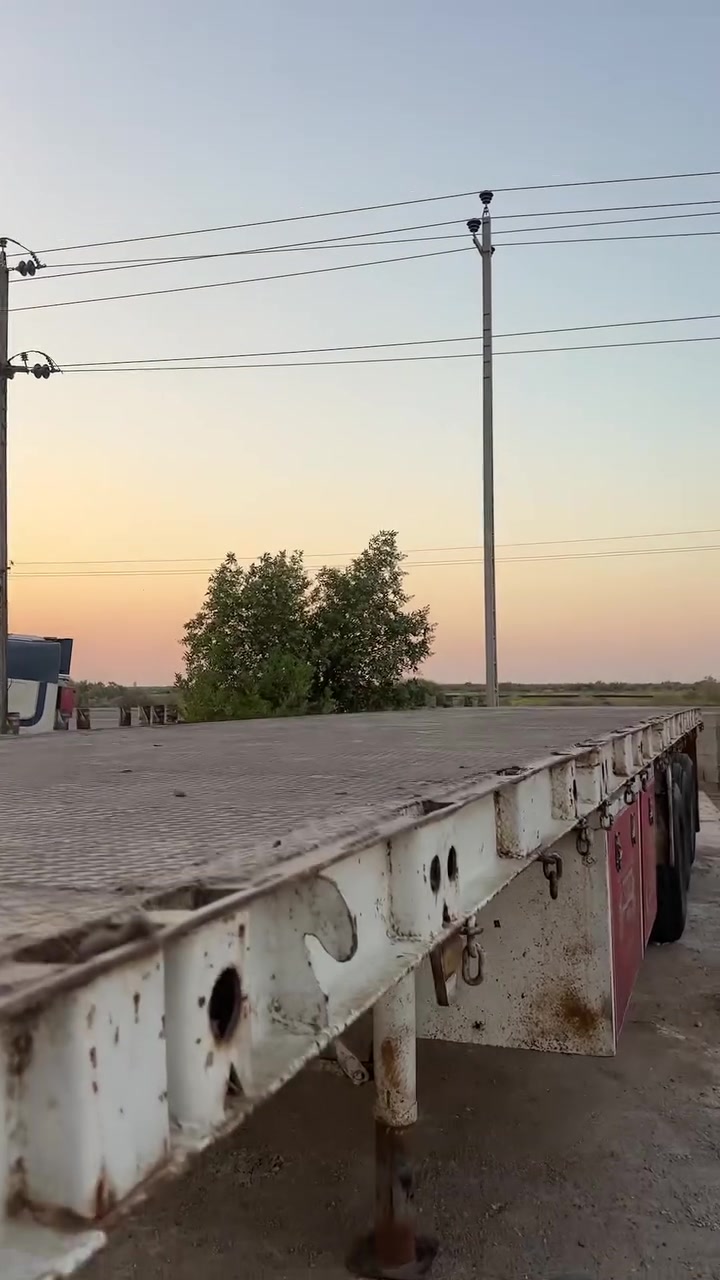 السلام عليكم عربانه للبيع 3 محاور شاصي مكفول دنكير مربع 14 بريك هوى كهرباء كامله طولها 12.70 تقريباً تايرات 22.5 نضاف موضحات بالفيديو  ثلاجه صناديك جدد قاعده اسبيرات شوف الفيديو وتصل واني خادم للاستفسار اتصل *********** ما متواجد خاص اخوان رجائا ً فقط شراي يتصل
