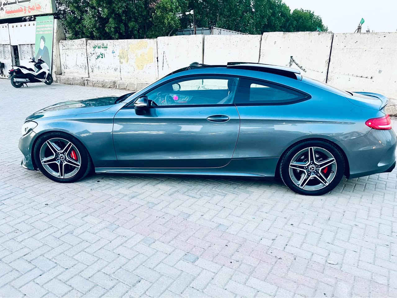 . مرسيدس  AMG C300 كوبي 
.موديل 2017
. السيارة AMG اصل 
. محرك 2000 تيربو
. فول مواصفات 
. دبل ماوس 
. مري قلاب 
. حساسات
. اوتو ستوب 
. 5 مودات قيادة
. لايت ديناميكي متحرك 
. كشنات ماروني + داخل ماروني 
. انارة ٣٦٠
. تحكم كامل بالكشنات 
. كشنات تدفئة 
. ميموري كشنات + ستيرن + مرايات 
. مري قلاب
. باقي مواصفات المارسدس المعروفة 
السيارة كلين وانضربت يمي وصار بيهة تصليح على كد الضربة الضربة بسيطة مو قوية مثل ما موضح بالصورة . 
سنوية بأسمي شرط التحويل 
مكان السيارة بغداد الدورة ***********
السعر 207$ بغداد, العراق
