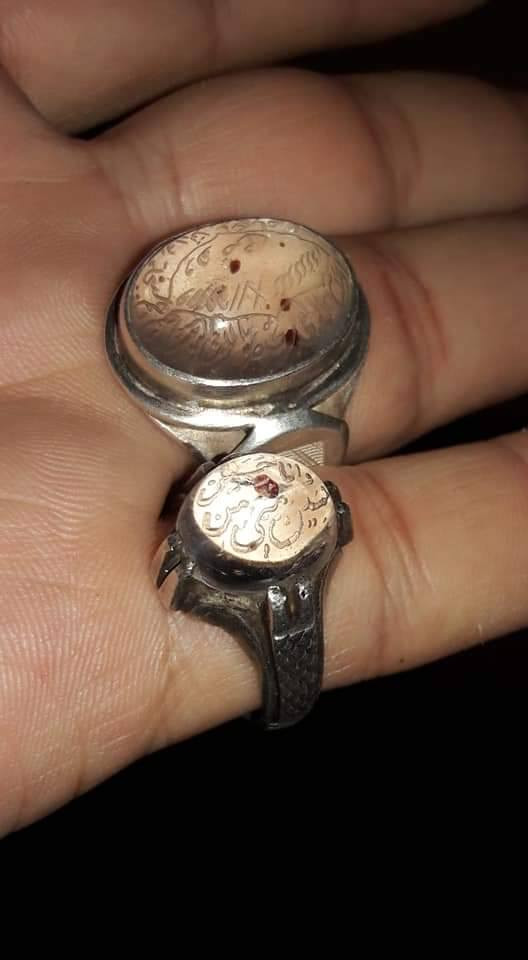 عن بهاء الملة والدين (طاب ثراه) في بعض مصنفاته أن والده الحسين بن عبد الصمد وجد فصاً عقيقاً في مسجد الكوفه مكتوباً عليه.:
أنا درّ من السماء نثروني 
                                يوم تزويج والد السبطين 
كنت أصفى من اللجين بياضاً 
                               صبغتني دماء نحر الحسين .

(زهر الربيع ج2 ص253).


**إذا كنت صاحب هذا الإعلان وتريد حذفه لأي سبب، رجاءا أرسل رسالة إلى الدعم الفني**