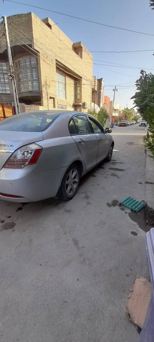جيلي ام كراند للبيع موديل 13 نضيفه لون رصاصي محرك تجفيت جديد وتبريد شغال كهربائيات شغاله كامله بيه فقط ضربه نص باب وجاملغ + الهلالات وبيه جراد بل بنيد والقماره نصه فقط رقم بغداد الإنكليزي وبأسمي تحويل ثاني يوم السعر 60 ورقه وبيه مجال قليل لشرايه فقط المكان بغداد البلديات الرقم للاتصال *********** .
