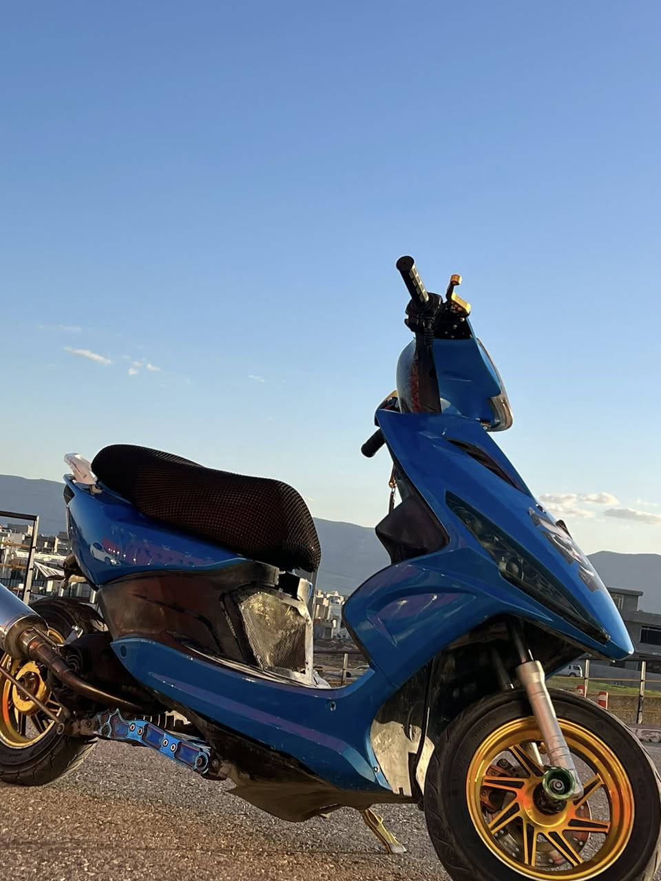 السلام عليكم دراجه ماكس  مضلع رياضي صرنصه دبل رياضي  محرك ياباني البوشه 49 كهربايات كامله نكره سلف دراجه مامفتوحه ماملعوب بيه  كفرات جديده سعر خاص مكاني السليمانيه خابات هاذه الرقم ***********
