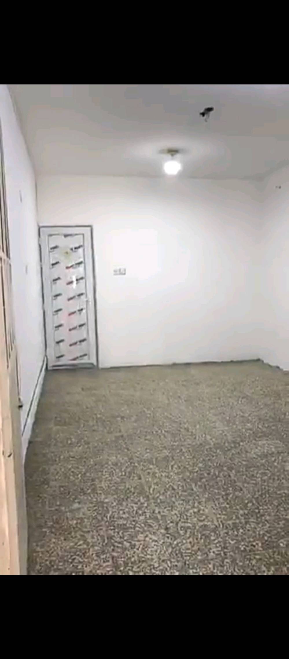 السلام عليكم بيت للايجار مساحه 80 متر يحتوي على كراج سياره مطبخ وكعده وغرفه نوم خدمات جوه وخدمات بالخارج جاهز من كل شي واير سحب وجوزه جهاز كهرباء واضاءة البيت جاهز للايجار او كعده
ما هو العنوان الدقيق للمسكن؟: 
بغداد الدوره ابو دشير شارع الصيرفه للاستفسار الاتصال على الرقم 
كم مساحة البيت الإجمالية؟: 
80 متر 
هل توجد تجهيزات مطبخ متوفرة؟: 
لا توجد 
هل الإيجار يشمل الأثاث أو جزء منه؟: 
جزء منه مثل الإضاءة 
ما هو رقم التواصل للمهتمين؟: 
***********