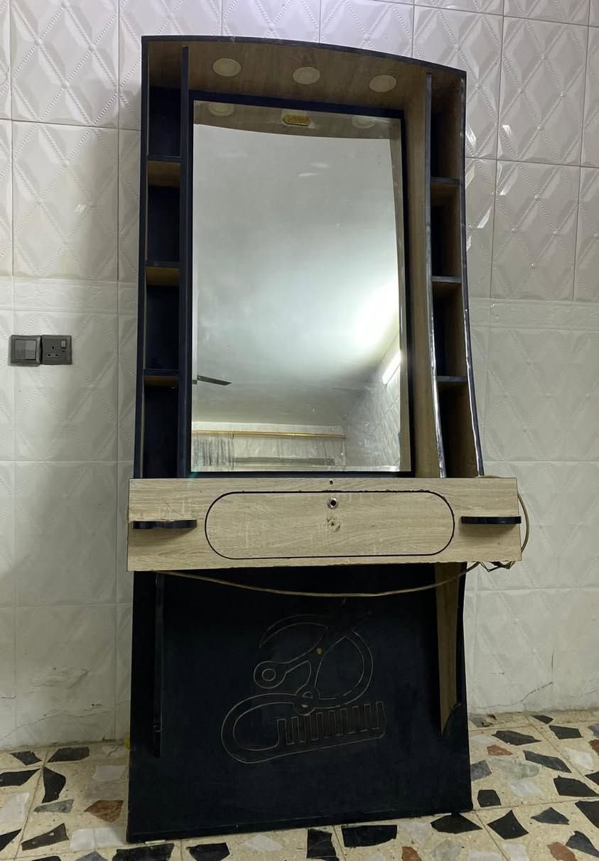 ميز حلاقه السعر 150 وبي مجال *********** بغداد مدينت الصدر
