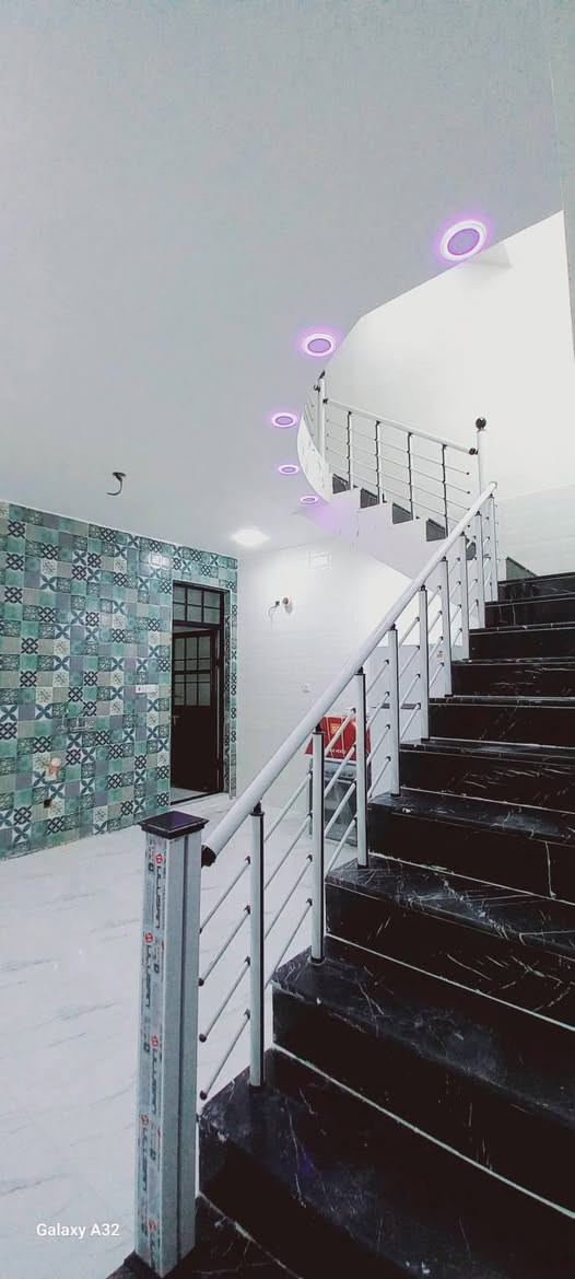 ياالله 
من رخصة الادمن دار للبيع المساحة 102 متر
 واجهة 5.5 نزال 18.5 
الزعفرانية كاع بيت بنية النموذجية فرع 38 على اليمين الشارع العريض 12 متر ارصفة 2متر 
سند 25 طابو زراعي تحويل مباشر من بيت بنية 

الدار طابقين كامل من كلشي الطابق الأول يحتوي على طرمة حمام خارجي استقبال صالة مع مطبخ نظام تركي حمام داخلي مشترك منور غرفة نوم مدخل إلى الصالة الطابق الثاني غرف عدد 2 صالة كبيرة حولي الدرج حمام مشترك وبيتونة وبلكونة البيت كامل للسطح شتايكر 

بناء حديث درجة أولى 
نظام انترنيت بورد 
نظام كاميرات بورد دفن 
نظام كهرباء سيركتات كل طابق مفصول عن الثاني 
شبابيك تفصال ألمنيوم تركي ثقيل 
ابواب خشب صاج ثقيل جدا 
ابواب خارجية حديد تفصال ثقيل نظام قاصة عراقي 
ابواب الحمامات ألمنيوم مرايا مبطن 
نظام سبالت دفن  لكل الدار 
ماطور ماء شمجي الأصلي 3\4 
سخان اماراتي 200 !لتر دبل هيتر 
تانكي ماء عدد 2 ابو الف لتر 
أرضية بورسلين هندي جدران أيضا 
الدرج مرمر طبيعي 
محجر ألمنيوم الطابقين 
مغاسل تعليك سيتات 
ساحبات الحمامات نظام دفن صاروخي 

السعر 🟩 130🟩 مليون  

الشراي يتصل على رقم صاحب الدار  
***********
