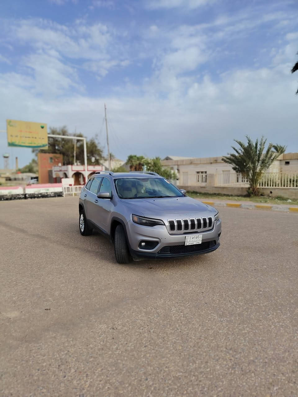 السلام عليكم
جيب شيروكي لاتيود (Jeep Cherokee Latitude) للبيع
​الموديل: الشكل الجديد (وارد أمريكي).
​المحرك: 4 سلندر، سعة 2.4 لتر (اقتصادي جداً).
​الناقل: أوتوماتيك 9 سرعات.
​اللون: فضي (سيلفر) / داخلية جلد ومخمل بيج نظيفة جداً.
​المواصفات: شاشة ذكية (Apple CarPlay / Android Auto)، تحكم ستيرن كامل، مثبت سرعة، ويلات 17، كشافات ومصابيح LED.
​📋 حالة السيارة (تقرير السونار والحادث):
​الحادث خلفي فقط (جاملغ خلفي أيمن وباب الصندوق). مكاني السياره ميسان سعر ١٢٥ $ و بيه مجال


**إذا كنت صاحب هذا الإعلان وتريد حذفه لأي سبب، رجاءا أرسل رسالة إلى الدعم الفني**