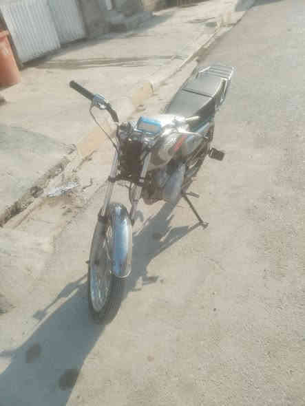 السلام عليكم دراجه للبيع نامه برو محسن مديل20اوراق بي محرك نضيف شلعه ومعدل خير من الله 2-1بطناش مكاني جلولاء السعر 350بيها مجال للطيبين 
للستفسار ***********
