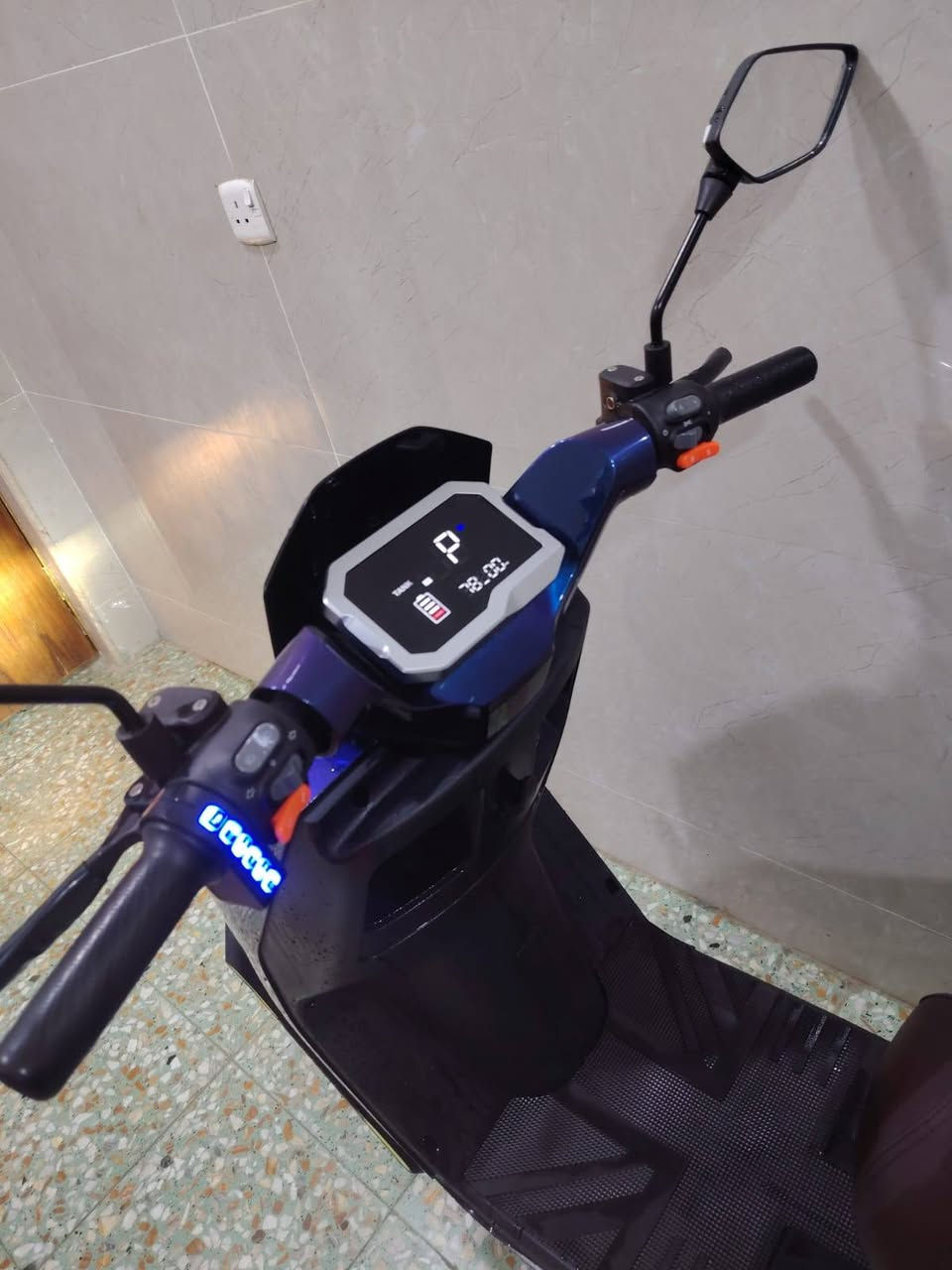 سلام عليكم دراجه سكنس موديل 2026 من شركه TANK..استعمال 20 يوم فقط 
6 بطاريات كبار ..
نظام 4 نمر ..
تشغل بصمة +قفل بصمه .
سرعه 99 .
نظام P.
نظام رجوع لخلف R.
دبل اشاره +لايت ثلجي .بلوثوت تحكم .
مكاني ابو غريب يم مجمع بدور بغداد السكني .
***********
*********** متوفر واتساب
