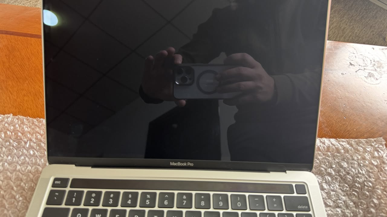 🔥 للبيع: MacBook Pro 2020 (شبه جديد) 🔥
لابتوب نظيف جداً ، خالي من أي شخوط أو عيوب.
💻 المواصفات:
الموديل: MacBook Pro 2020
حجم الشاشة: 13 بوصة (13-inch)
الرام (RAM): 8 جيجابايت
التخزين: 256 جيجابايت SSD
🔋 حالة البطارية:
الحالة: Normal (طبيعية جداً)
عدد دورات الشحن (Cycle Count): 74 فقط (استخدام قليل جداً)
✨ الحالة العامة: الجهاز نظيف جداً (Like New) وبدون أي خدوش.
💰 السعر: 580,000
📞 للتواصل: ***********
