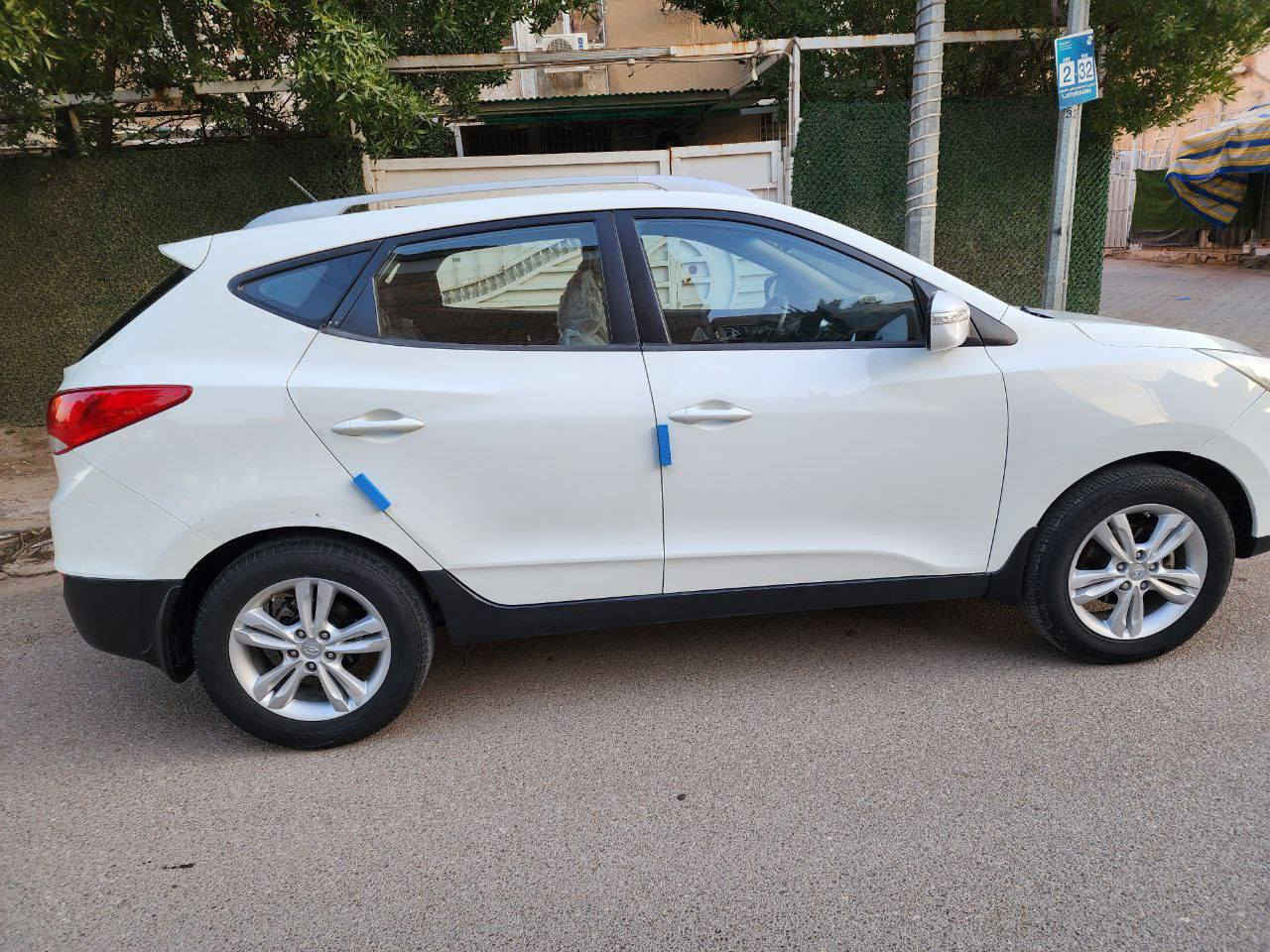 السلام عليكم 
للبيع توسان موديل ٢٠١١ 
سياره خليجي بيها صبغ باب خلفي جهه الصدر 
وبيها مكانات بسيطه بارد 
السياره جاهزه من جميع النواحي 
السعر 125
المكان زيونه 
ابو علي ***********
