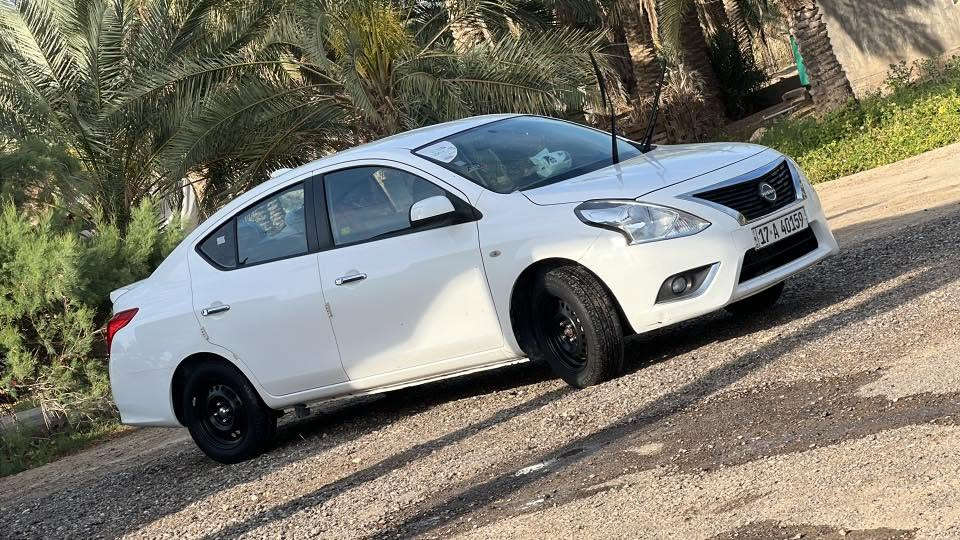 يالله السلام عليكم سياره نيسان صني هندي بليته الزركه حره بسمي موديل 2024 بيها شخط باب سايق والباقي مكفول كير ومكينه حداديه تبريد ثلج وضع الشركه  شباك نحله ام الضمان بسم شركه ماشيه34 سعر113  الاستفسار اتصل على هذا الرقم ***********
