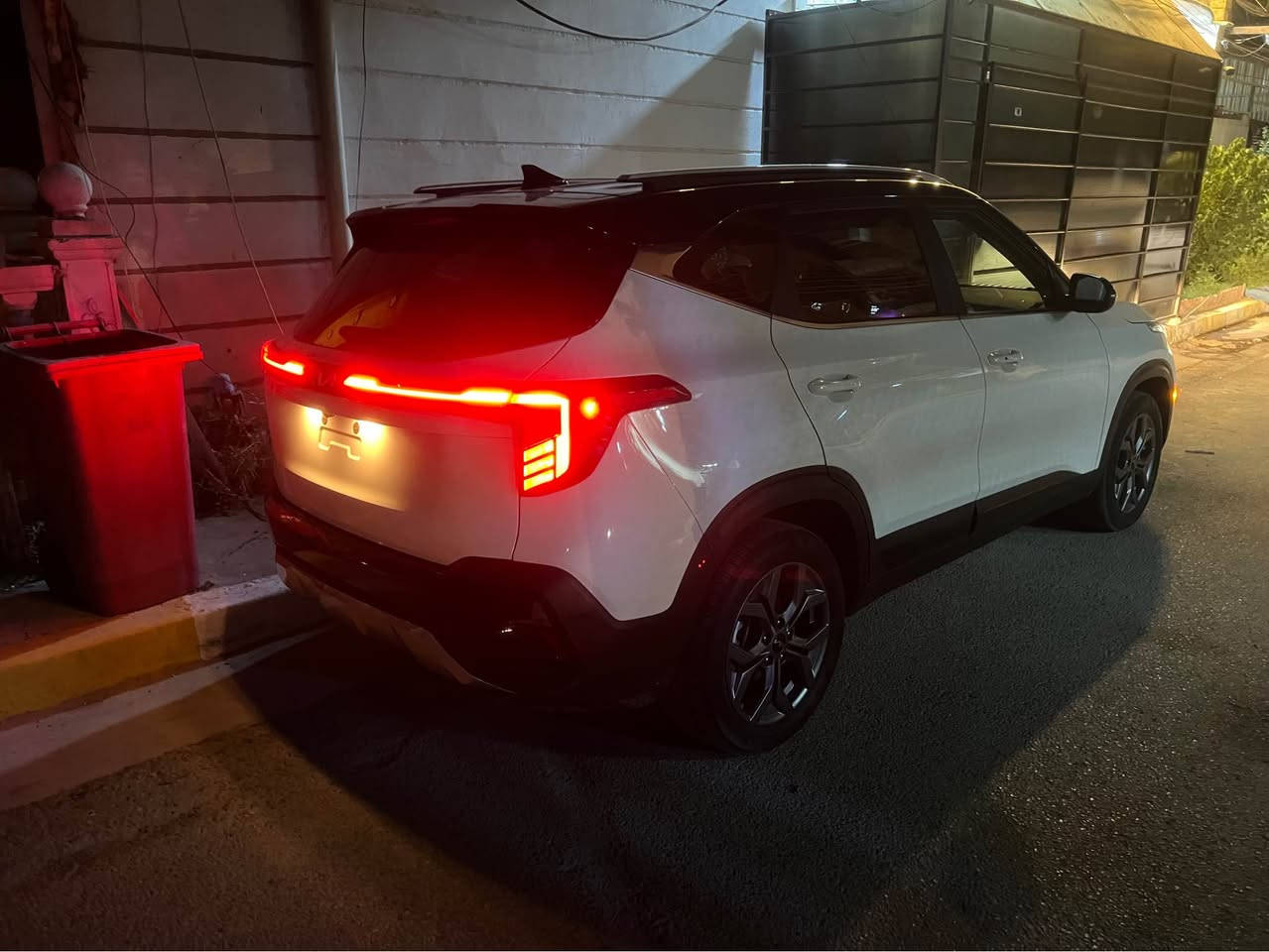 السلام عليكم من رخصة الادمن 
كيا سليتوز موديل 2024   وارد اميريكي أبيض اللون تو كلار حادث خفيف بين باب الساق والباب الخلفي والجاملغ الايسر  الامامي مبدل بدون ايرباك جميع الايرباك سليمة السيارة بدون رقم اني صاحب السيارة بأسمي مواصفات السيارة محرك ٤ سلندر 2000 دوش بصمة تشغيل عن بعد شاشة ايباد متصل تدعم الكار بلي فول تحكم ستيرن توقف ذاتي رادارات امامي خلفي توقف ذاتي مودات قيادة سبورت ونورمل وعادي  كامرا خلفية داخل صاج اسود كشنات مطعمة بجلد اسود السيارة جديدة  احلة من الصور ماشية 11 ألف ميل ويل كاب سعر السيارة 155$ وبيها مجال بسيط  مكان السيارة بغداد الحرية  للاستفسار الاتصال ع الرقم *********** بغداد, العراق
