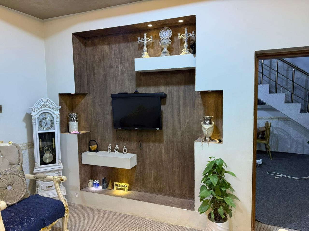 السلام عليكم 
بيت مساحه ١٠٤ متر طابو صرف ركن شارع الباشا اول فرع على يسره فرع مخبز السيد يم ابو دعاء المضمد ركن البيت بناء حديث طابقين 
الطابق الاول /صاله _استقبال _مطبخ _صحيات داخله او خارجيه 
الطابق الثاني / غرفتين نوم _صاله _او صحيات 
الاستفسار / ***********
