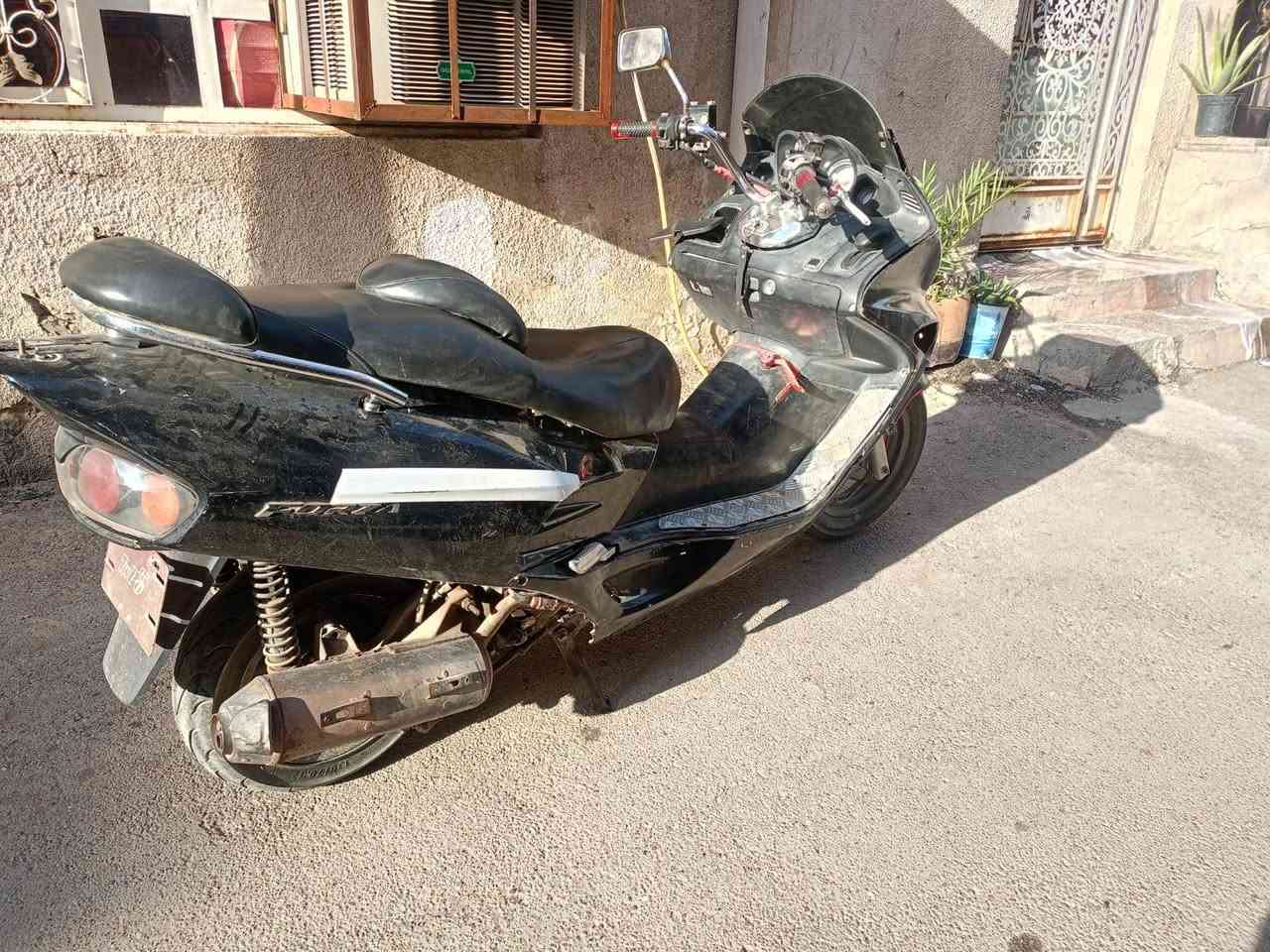 سلام عليكم
Mf Forza 06
موصفات الدراجه 👇🏻
1دراجة بلاديه برغي ما مفتوح بيه 
2بريكات بل مكان
3دشبول كله شغال 
4كهربائية كله كامله 
5تايرات جدد 
6نضافة الكفرات 60٪
7مزوده يدات بريك +يدات سكليتر مال Tmax 
8دراجة خرسه 
دراجة عوزه بس تنضيف للكابريتر بس 
السعر 550وبيه مجال قليل 
العنوان بغداد الاعظميه 
للتواصل *********** 
ملاحضه دراجة اراوس و ابيع حسب القناعه...
