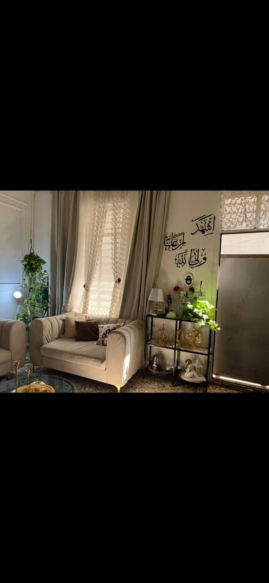 السلام عليكم
بيت نظيف بدون نقص ٥٠ م للبيع بالزراعي مقابل كلية العلوم الاقتصادية قريب ع الشارع بيت نظيف طابقين والثالث هم سندويش اقرار محكمة باسمي  سند ٢٥ تليفون *********** واتساب أو ***********
