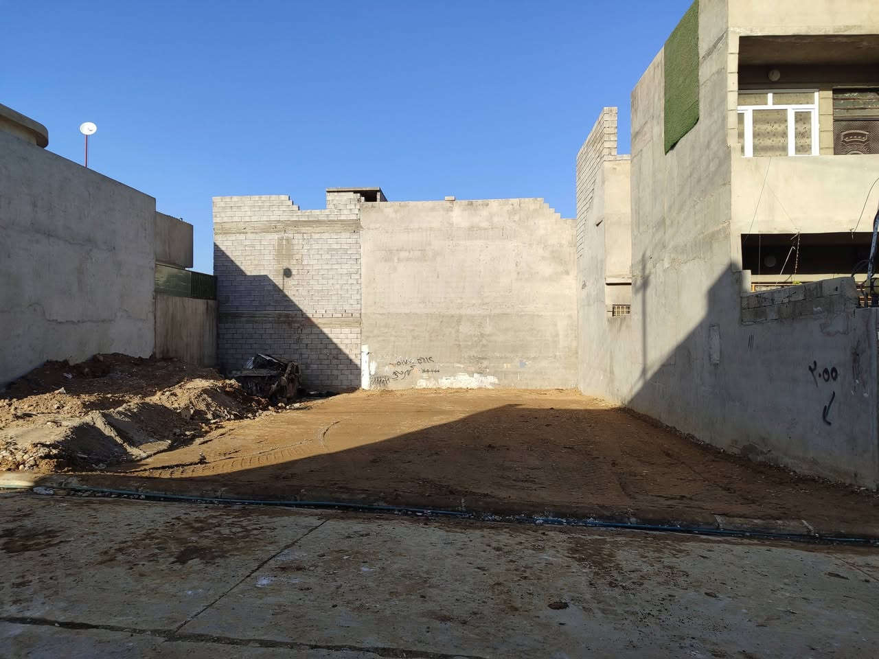 قطعه ارض للبيع القوسيات جمعيه النخيل مساحه١٤٣م واجهه ٨ 
كارت وصل من البلدية قرار تمليك جاهز للبناء تيكله وحادله 
قرب الكلية علوم الحياة قريب جدا على شارع سايدين الدهوك خدمات ماء كهرباء تبليط والفرع كلها بيوت سكني  السعر ٤٢ مليون
اسفسار اكثر***********
