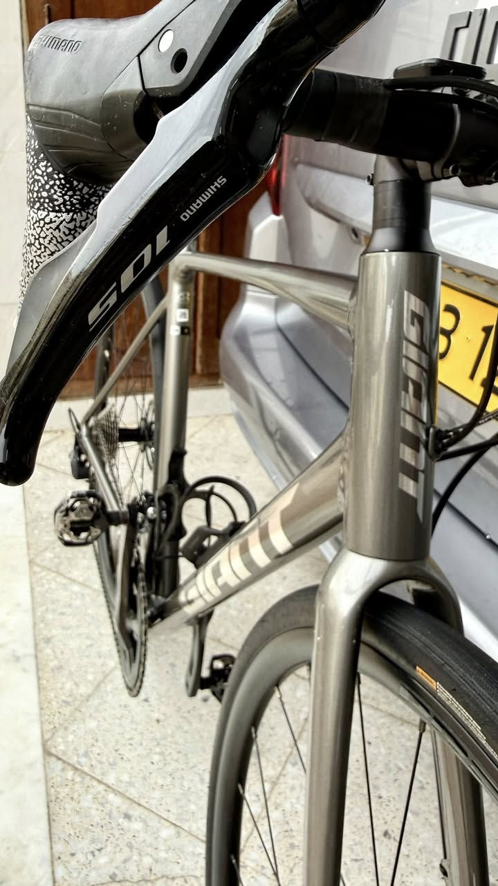 Vélo de route Giant liv Aluminum forche carbon
Taille ML
Group shimano 105 11v
Les freins disques hydraulique
Des roues :Giant tubeless
Des pneus: GIANT 28×700
Livraison disponible


**إذا كنت صاحب هذا الإعلان وتريد حذفه لأي سبب، رجاءا أرسل رسالة إلى الدعم الفني**