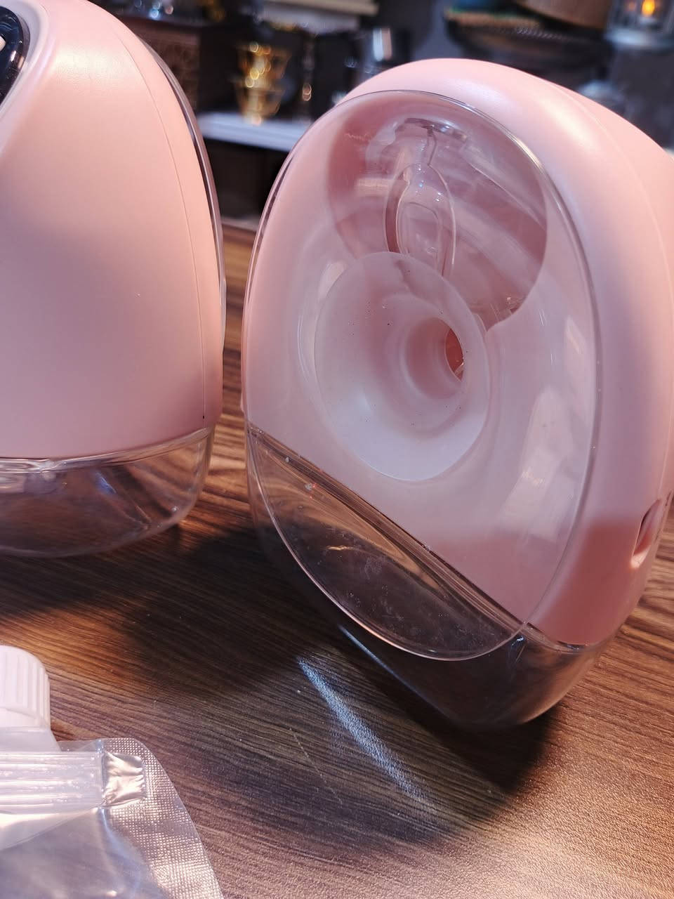 هذا المنتج هو مضخة ثدي كهربائية محمولة وقابلة للارتداء من العلامة التجارية Doctor Mom.
تصميم مدمج: مضخات لاسلكية تُلبس داخل حمالة الصدر لحرية الحركة. 

أوضاع متعددة: تحتوي على أوضاع مختلفة للتحفيز والشفط لتناسب تفضيلاتك. 

شاشة رقمية: توفر شاشة للتحكم في السرعات والإعدادات. 

سعة التخزين: تأتي مع أكياس أو حاويات لتخزين الحليب بسعة تصل إلى حوالي 160 مل.


**إذا كنت صاحب هذا الإعلان وتريد حذفه لأي سبب، رجاءا أرسل رسالة إلى الدعم الفني**