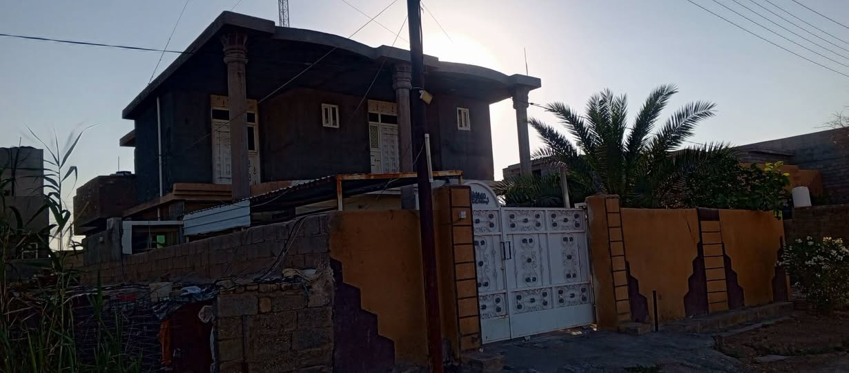 بيت للبيع الموقع ديالى الغالبيه سيف سعد شارع 30 السعر ع رقم ( ***********)
طابو ملك صرف 
المساحه الكليه ( 312 ) واجهيه ( 12 ) ونزال ( 25 ) بيت طابوق فقط غرفتين فوك بلوك........ يحتوي على ( 4 ) غرف نوم وصاله ومطبخين حراري وعادي واستقبال وصحيات داخليه وخارجيه + كراج كبير ارضيه سيراميك+ المطبخين والصحيات الغرفتين الفوك من الداخل مكاملات  مدارس واسواق وشارع العام كلهن قريبات ع بيت
