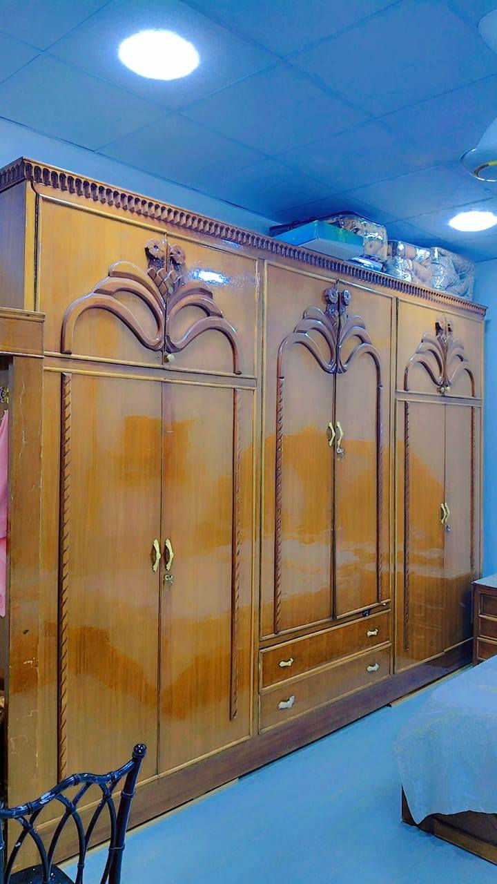 السلام عليكم عندي غرفه نوم  سعرها 650  *********** وهذا الرقم بي واتساب
