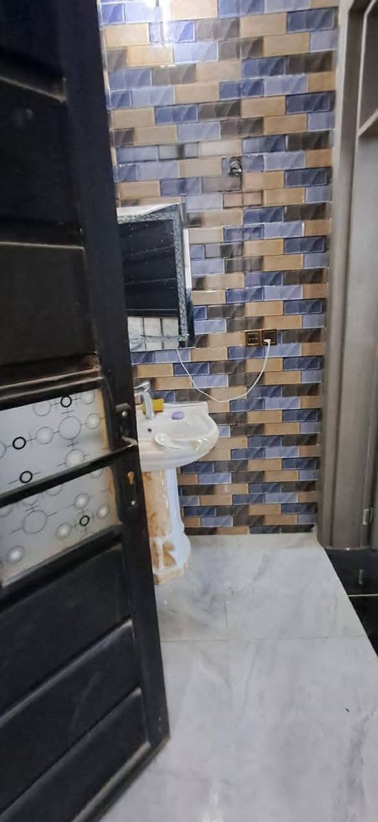 🔥مشتمل 150 متر للبيع في الفلوجة ⚡

📍 حي الضباط الرابعه 🏠

✨ تفاصيل العقار :
🔹طابق واحد بناء طابوك حديث غرفة نوم وملحقاته. 
🔹 المساحة: 150متر وجه 7.5 ونزال 20 .
🔹 السند: طابو صرف (ملك) بأسم شخص واحد. 

📌 مميزات الموقع:
✔ الخدمات متوفره/ماء + كهرباء + مدارس قريبة. 
✔ منطقة هادئة من ناحية سكن 
✔️موقع ممتاز ومرغوب جداً 

💰 السعر: 125 مليون وبي مجال. 💵

📞 للتواصل والاستفسار:
*********** واتساب
