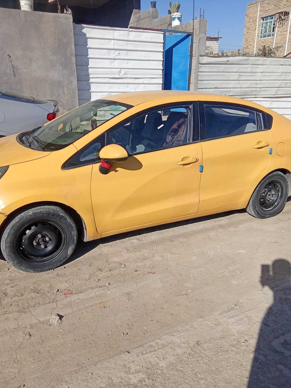 كيه ريو  مديل 2013مكينه وكير كفاله الحداده و تبريد وتدفئه جاهزه الون ازرق ومصبوغه تكسي خاليه من العيب الشرعي  العنوان ذي قار قضاء الجبايش  السعر 75وبيها مجال حك الجيه، السياره تحويل رقم ***********. ***********
