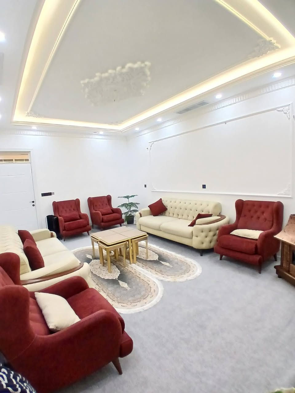 دار البيع  طابو صرف بسمي في اربيل
البيت يباع مع الاثاث او بدون اثاث حسب الإتفاق

 شقلاوه منطقه الشهيدان

المساحه ١٨٠ m

فول مواصفات

مطبخ عدد 2 حار + بارد

٣ غرف نوم

ستقبال + صاله

صحيات عدد ٣

البيت جاهز وجديد

الاستفسار مع صاحب البيت👇👇

***********
