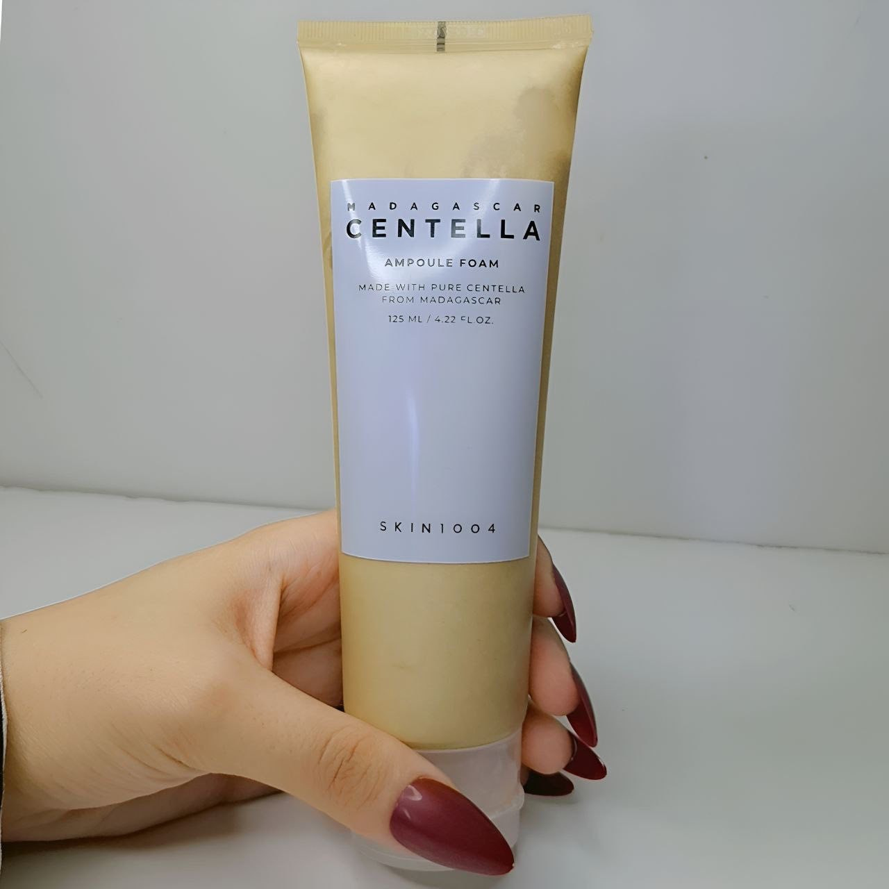 SKIN1004 Centella Ampoule Foam – 20ml
✨ غسول رغوي بالسنتيلا يزيل المكياج والشوائب بفعالية بنسبة تنظيف توصل لـ 92.6%، بدون ما يجرّد البشرة من زيوتها الطبيعية.
💧 تركيبة بجوز الهند تنظف بلطف + ترطيب.
🌿 غني بالسنتيلا يهدّئ البشرة ويوازنها.
🧴 قوام كريمي يتحول لرغوة ناعمة تنظف بعمق بدون جفاف أو تهيج.
💗 مناسب لكل أنواع البشرة حتى الحساسة.
المنشأ / كوريا 🇰🇷

توجد توصيل لجميع المحافظات العراق 🇮🇶🚚🚕للحجز والاستفسار يرجى التواصل عبر الخاص 📩💌توجد لدينا عروض خاصة وخصومات وهدايا 🎁😍


**إذا كنت صاحب هذا الإعلان وتريد حذفه لأي سبب، رجاءا أرسل رسالة إلى الدعم الفني**